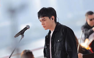 李巍V仔爱就一个字吉他谱,简单G调原版弹唱曲谱,李巍V仔高清六线谱附歌词 - 极网吉它谱大全